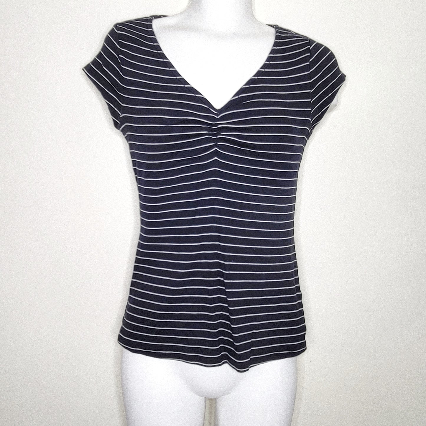 EMIN11 - RW and Co navy striped ribbed v-neck t-shirt, size small, good condition