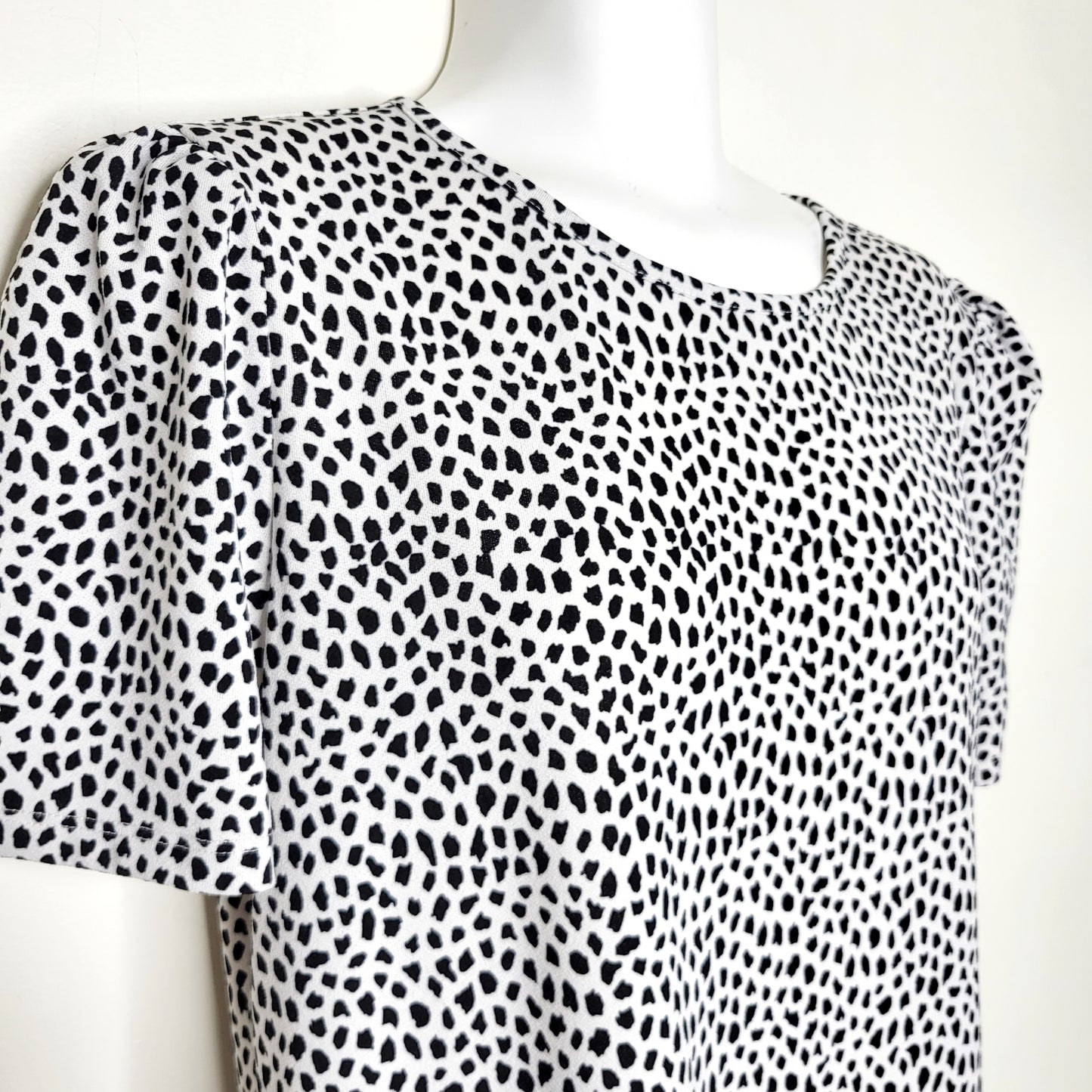 PMOR11 - George black and white patterned top, size large, good condition