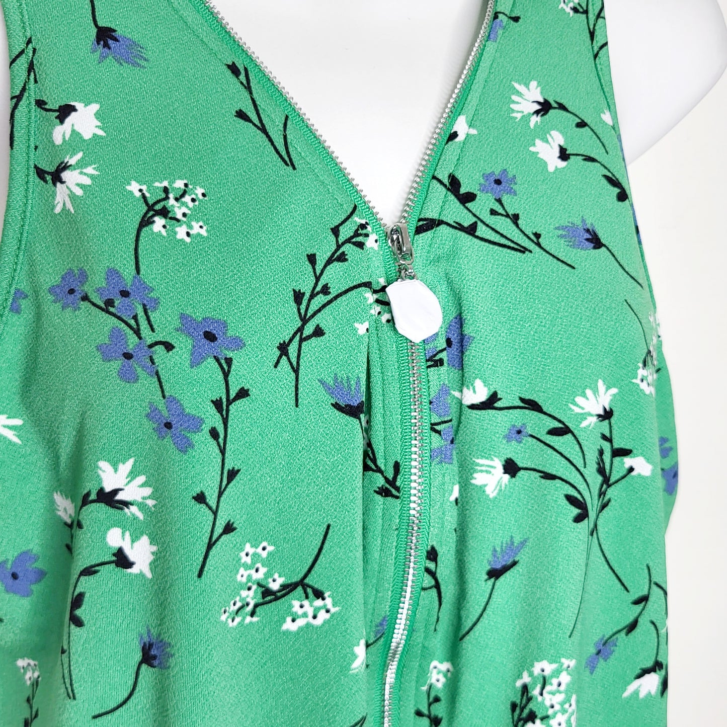 RVOS2 - NEW - Ricki's green floral print sleeveless blouse, size large