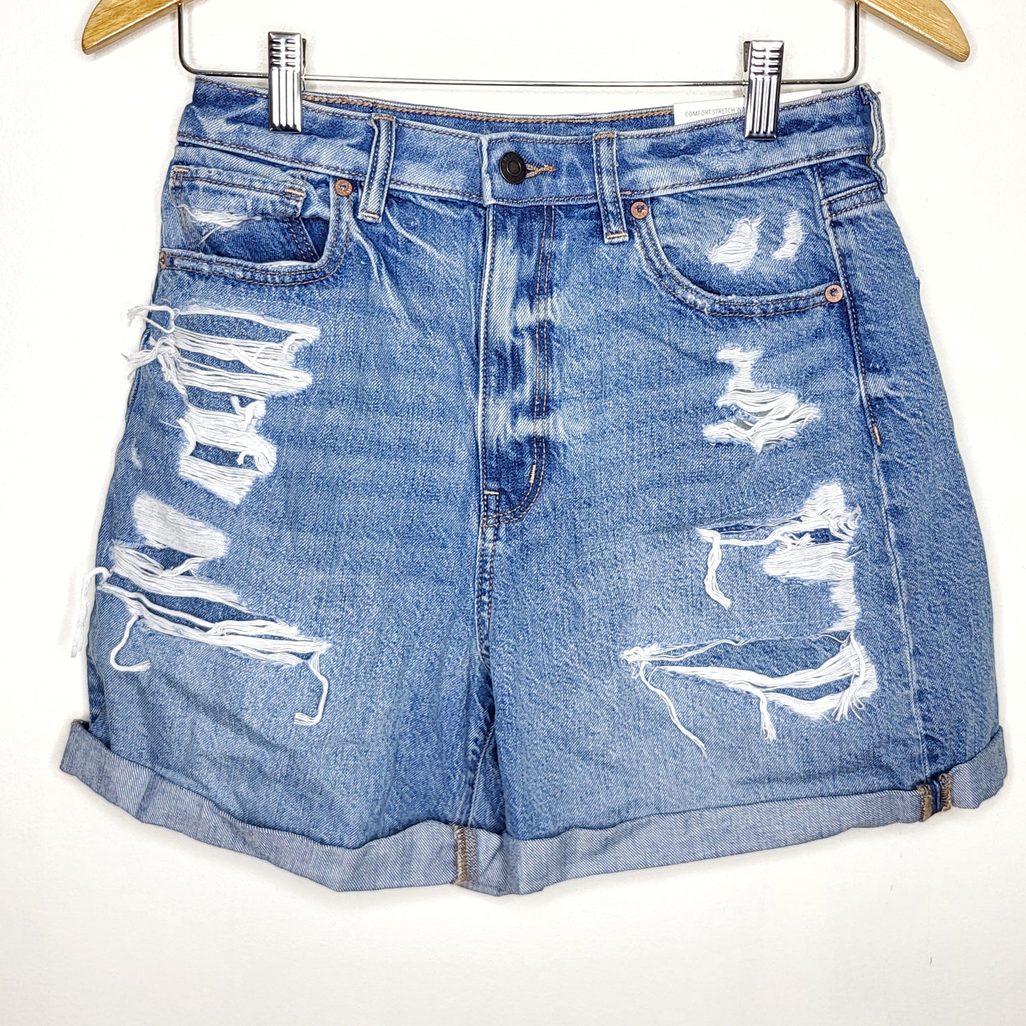 LCRW1 - NEW - American Eagle distressed relaxed mom short. Size 6