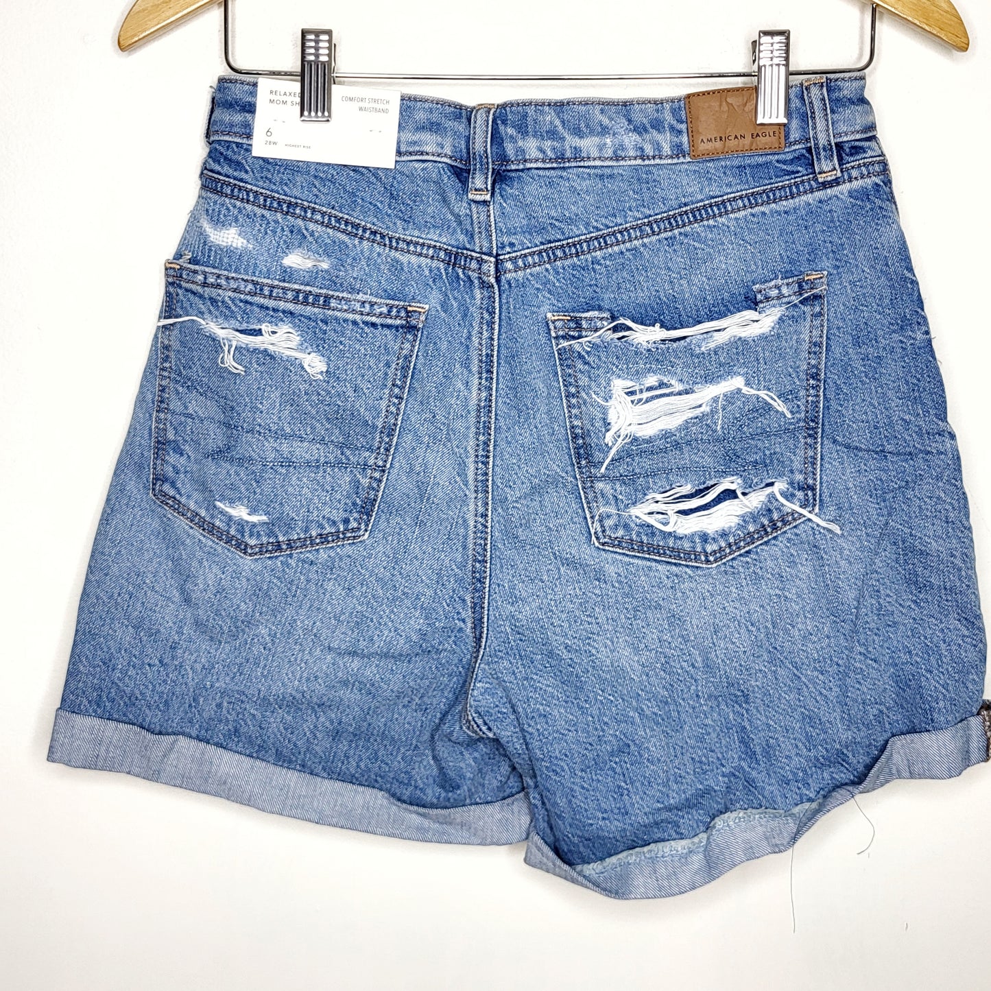 LCRW1 - NEW - American Eagle distressed relaxed mom short. Size 6