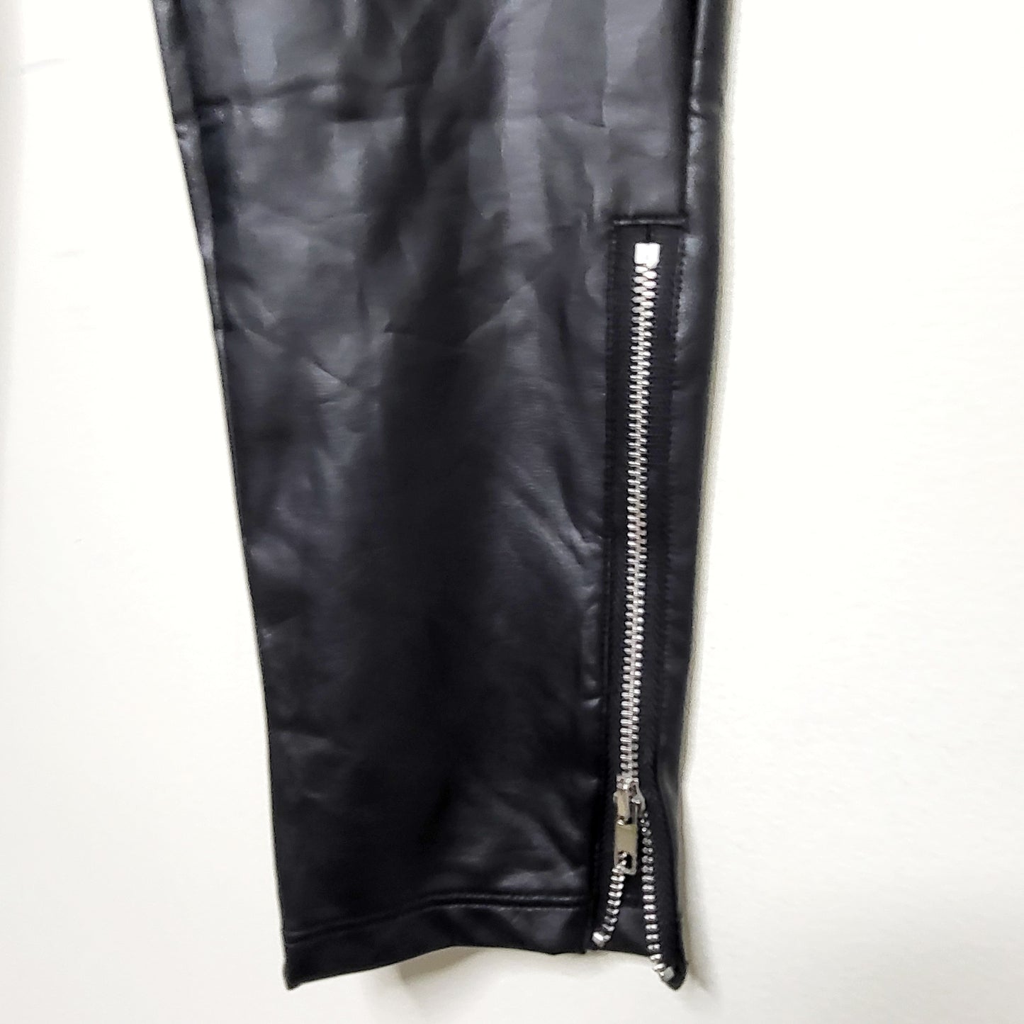 LCRW1 - Yummie black faux leather leggings. Size small