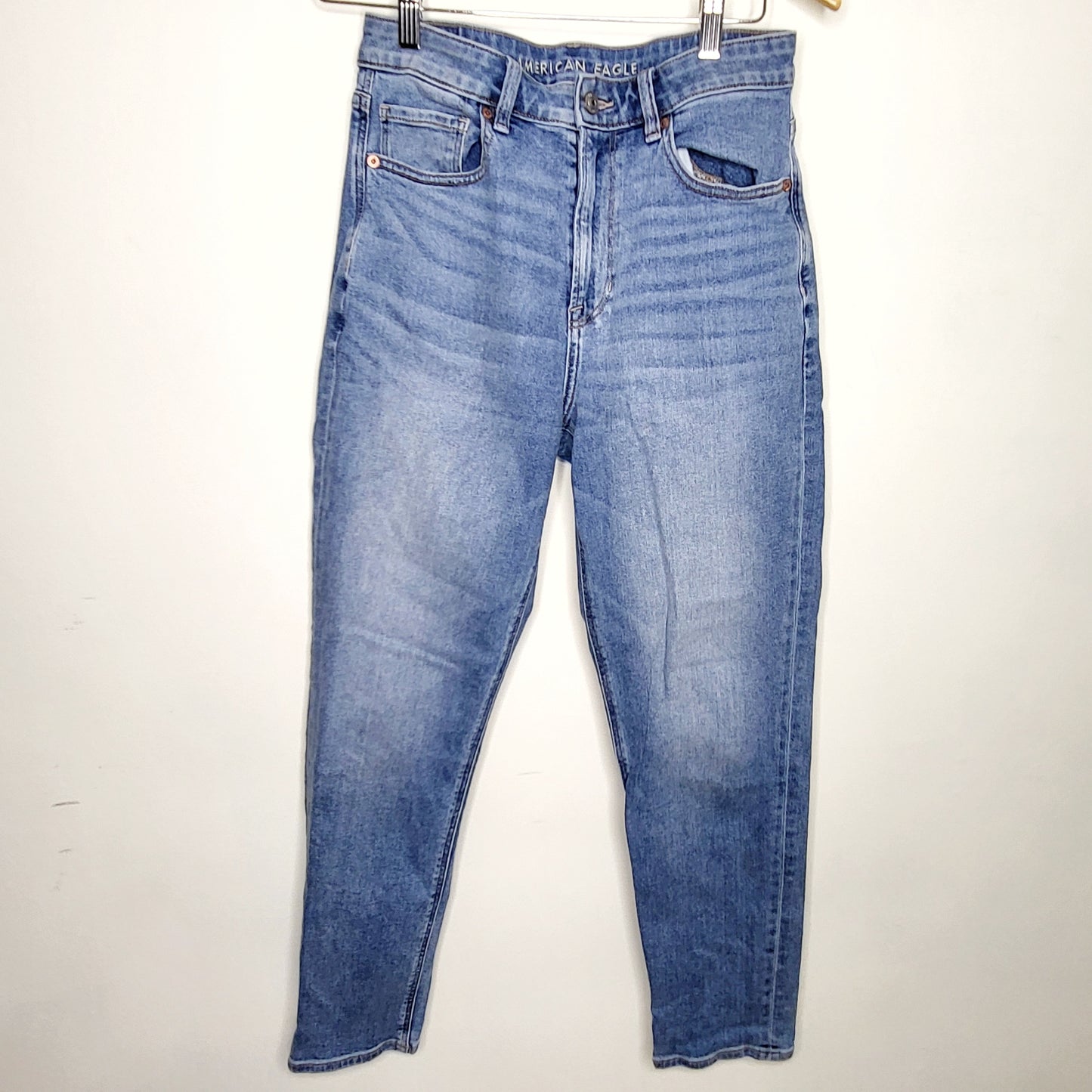 LCRW1 - American Eagle mom jeans. Size 6 regular.