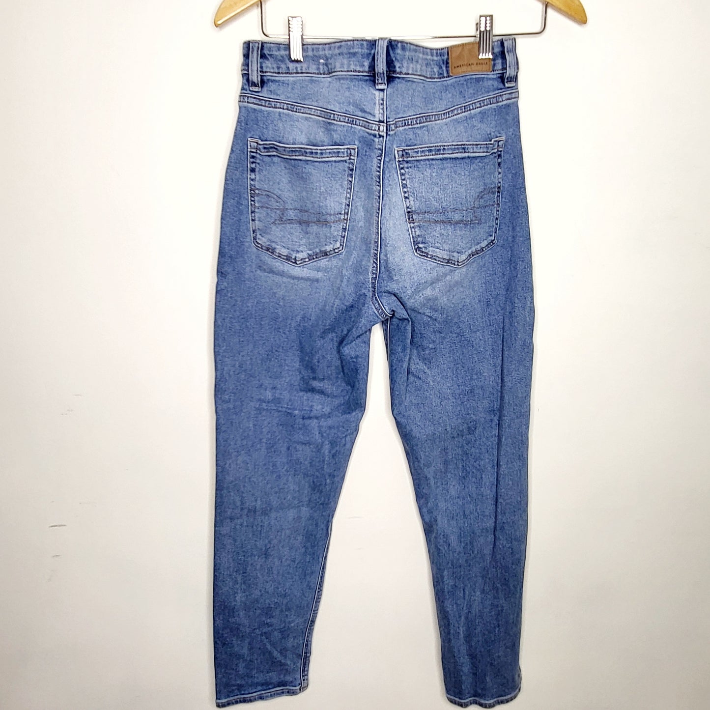 LCRW1 - American Eagle mom jeans. Size 6 regular.