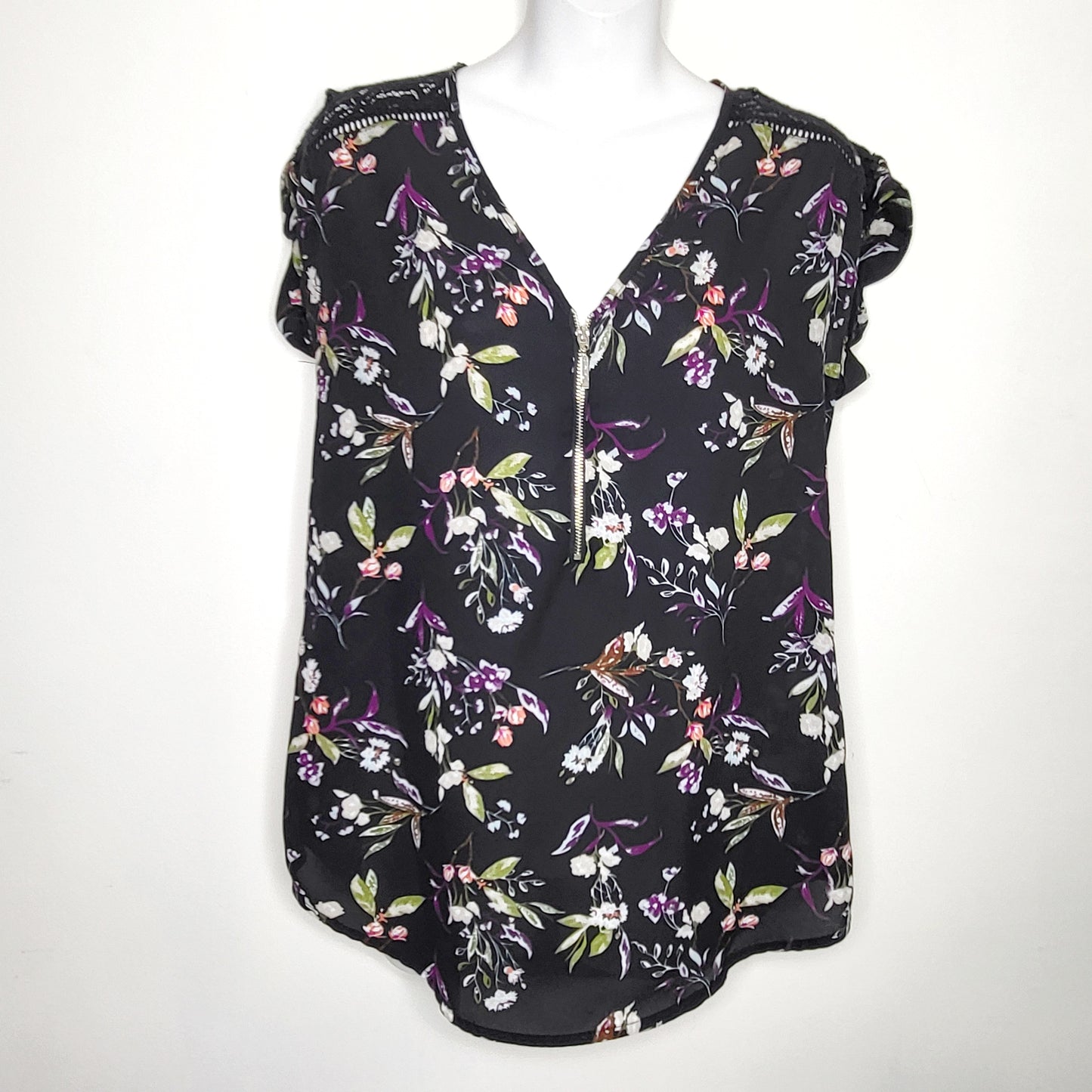 LCRW1 - Kismet black floral print top. Size small