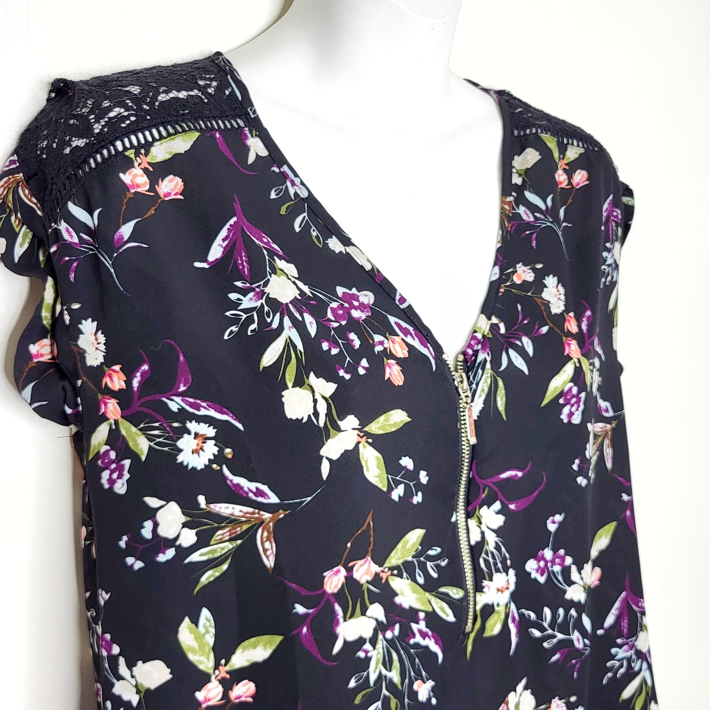 LCRW1 - Kismet black floral print top. Size small