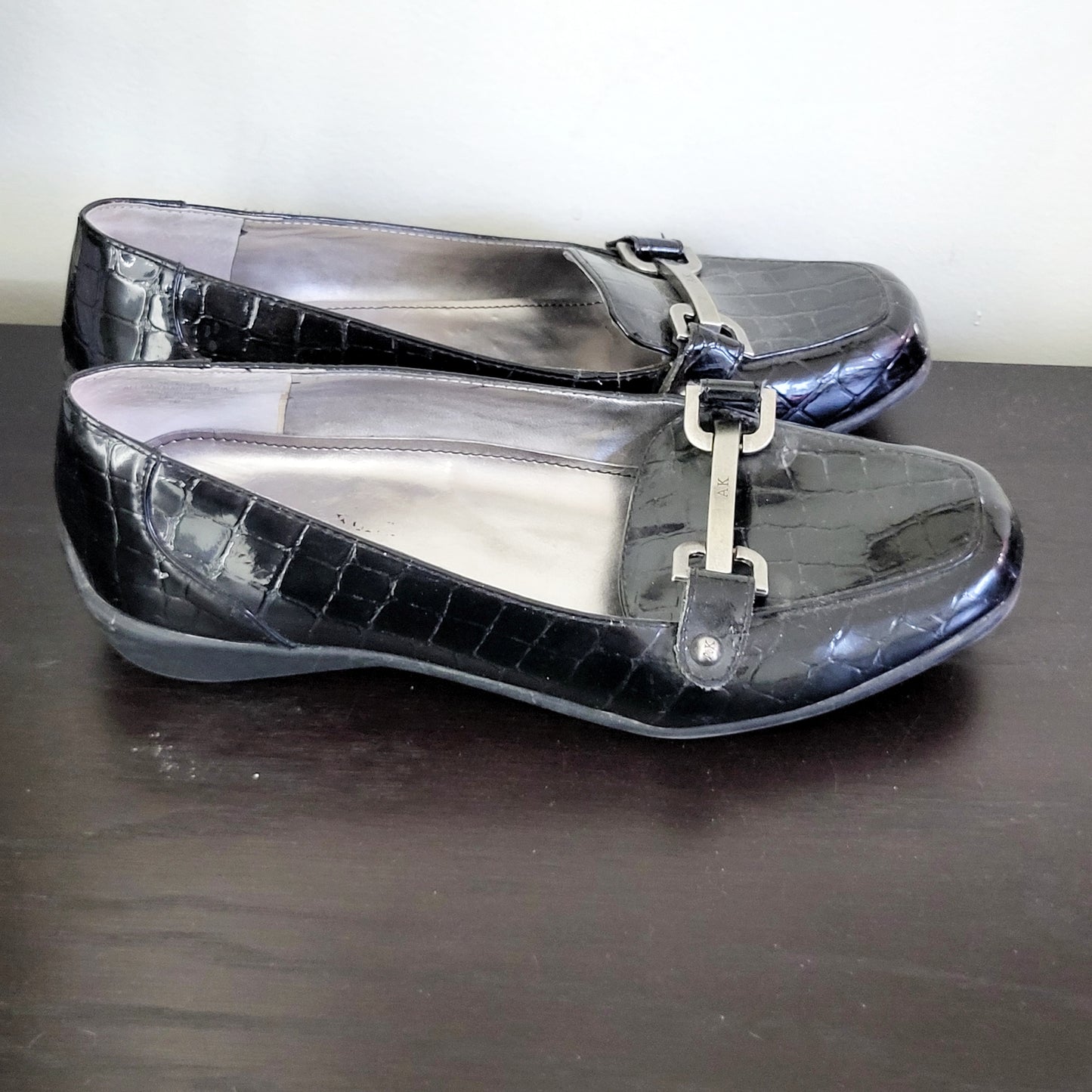 CMOH1 - Anne klein black Croc style loafers. Size 7M