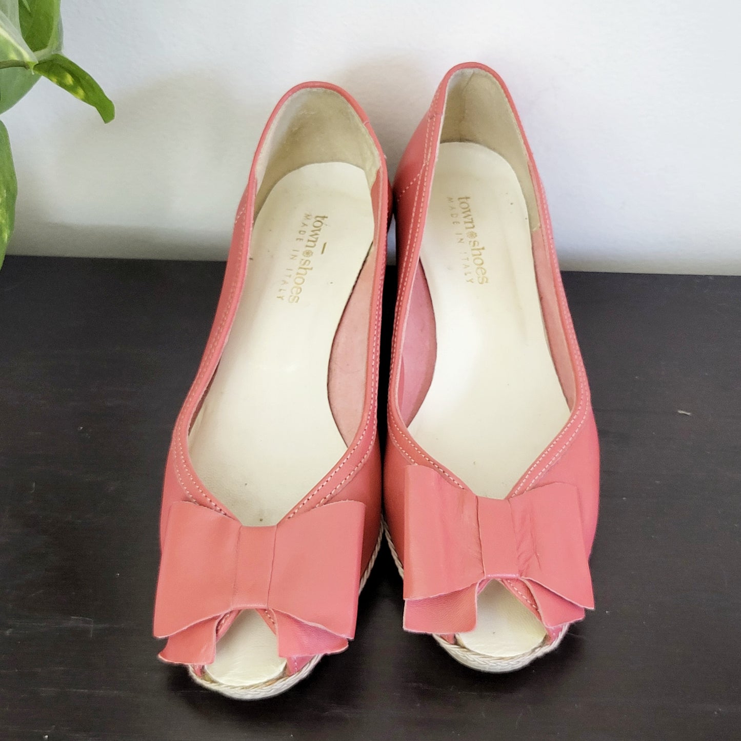 CMOH1 - Town Shoes coral leather wedge open toe sandals. Size 6.5