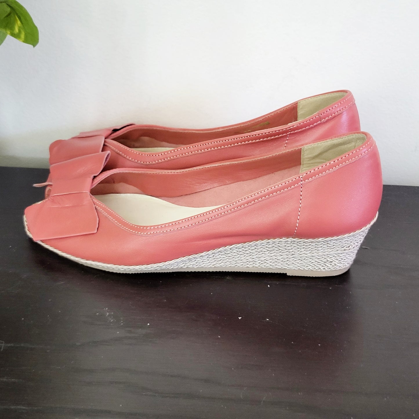 CMOH1 - Town Shoes coral leather wedge open toe sandals. Size 6.5