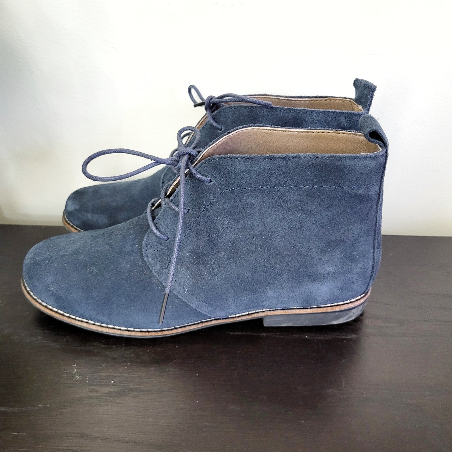 CMOH1 - White Mountain blue suede lace up ankle boots. Size 7.5M