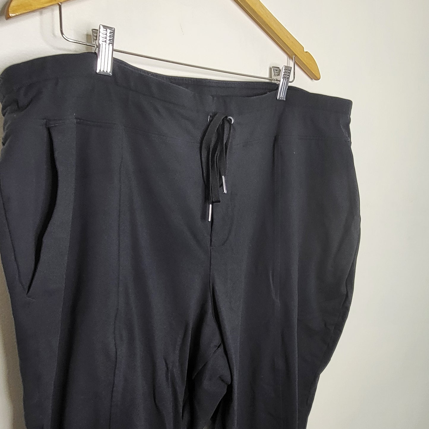 SPMP - New without tags Hyba black cropped elastic waist pants. Size 3X