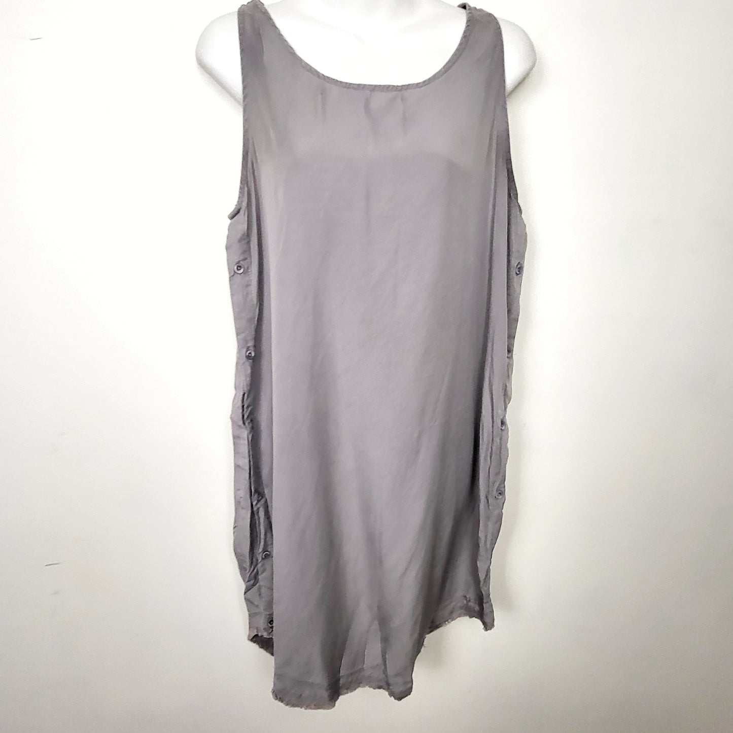 KRSP2 - Dex grey rayon side button sleeveless dress with fringe. Size medium