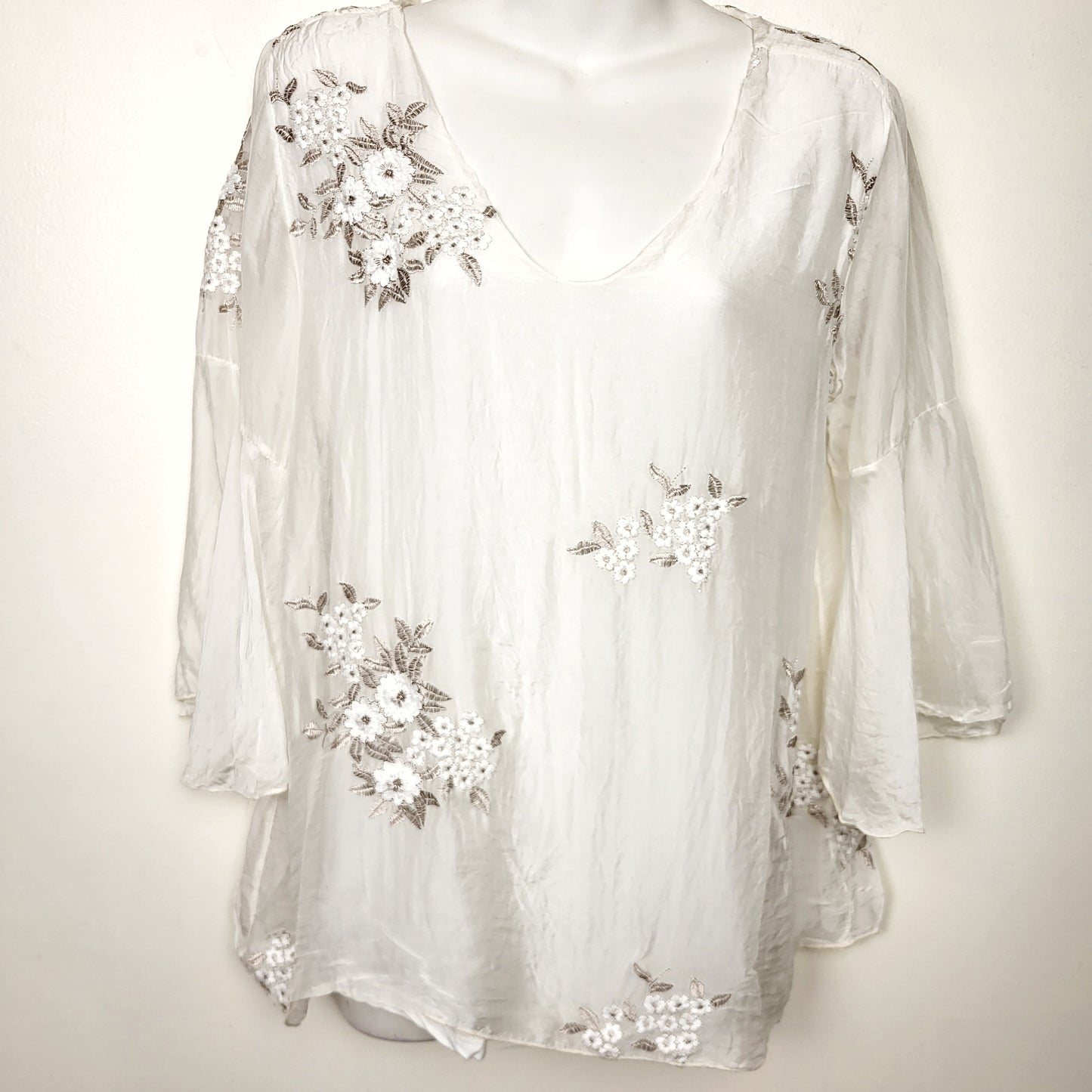 KRSP2 - Angela Moda white delicate floral print silk blend blouse. Size medium