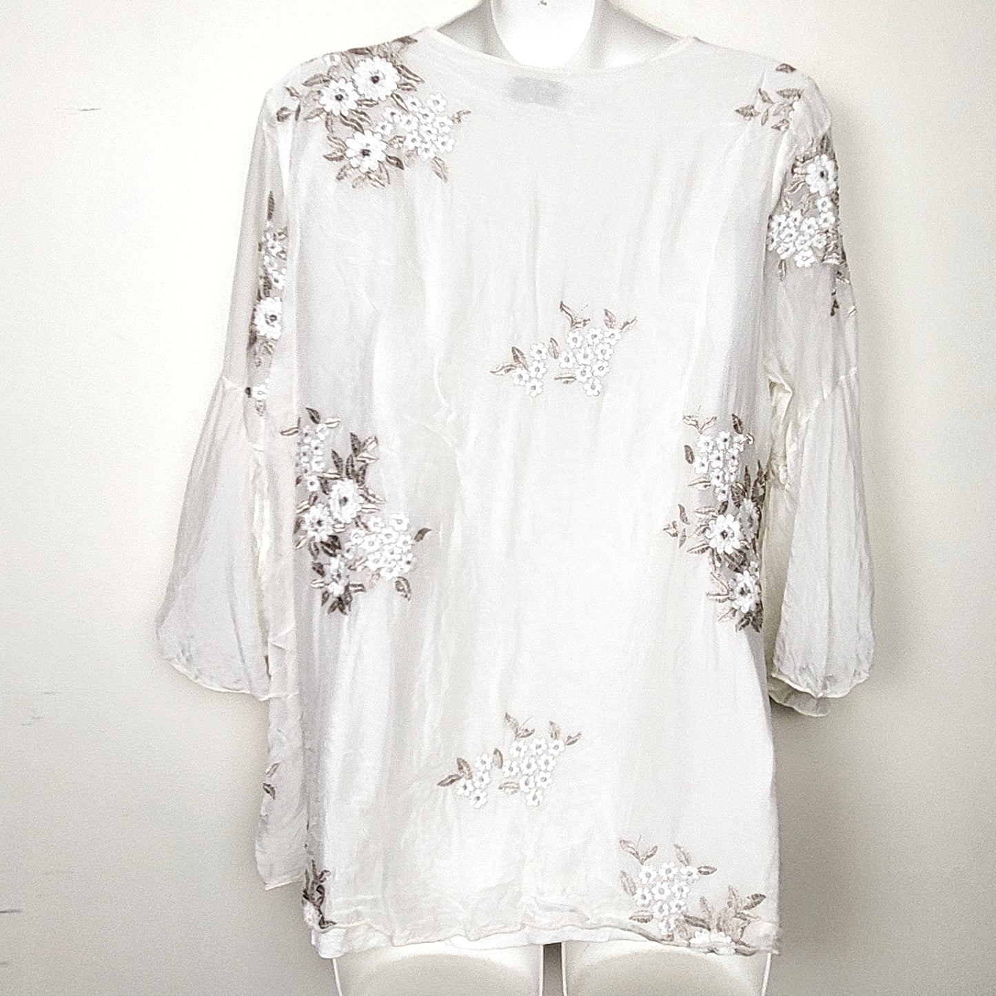 KRSP2 - Angela Moda white delicate floral print silk blend blouse. Size medium