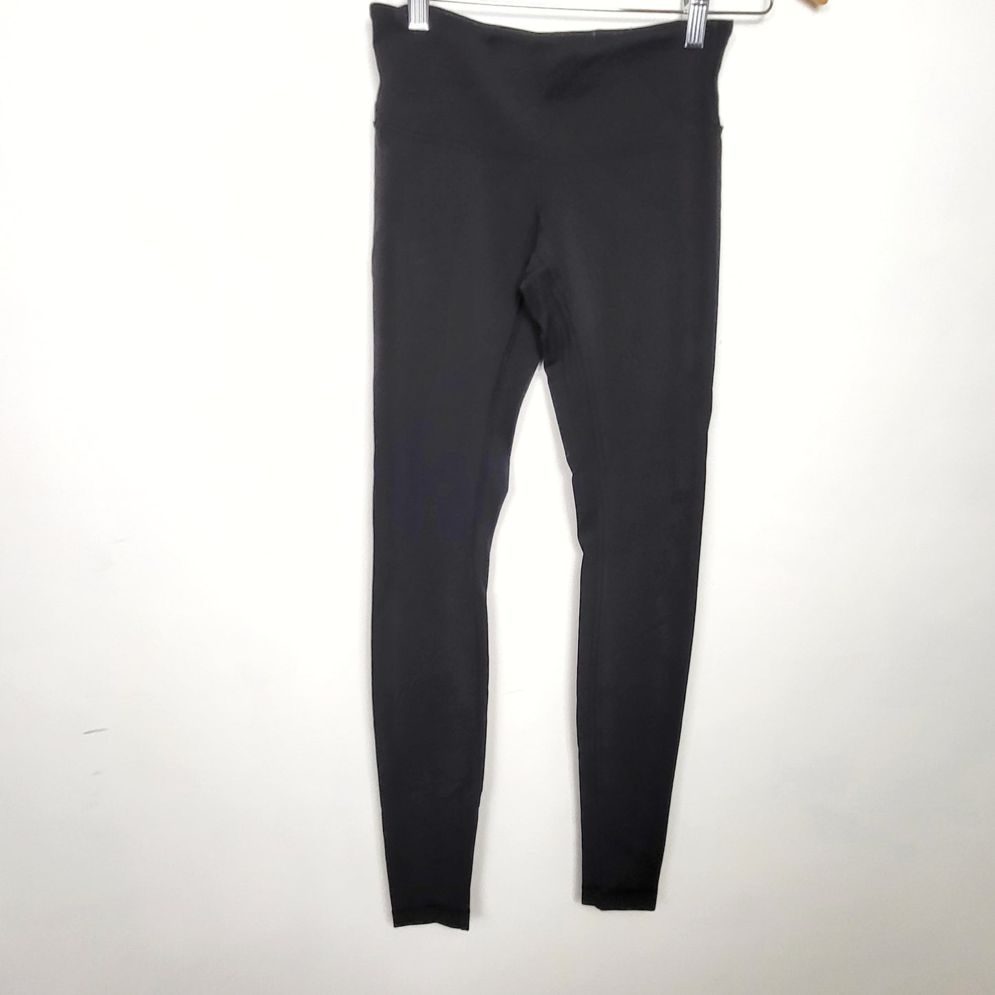 DZAV3 - Lululemon black leggings.  Size 4