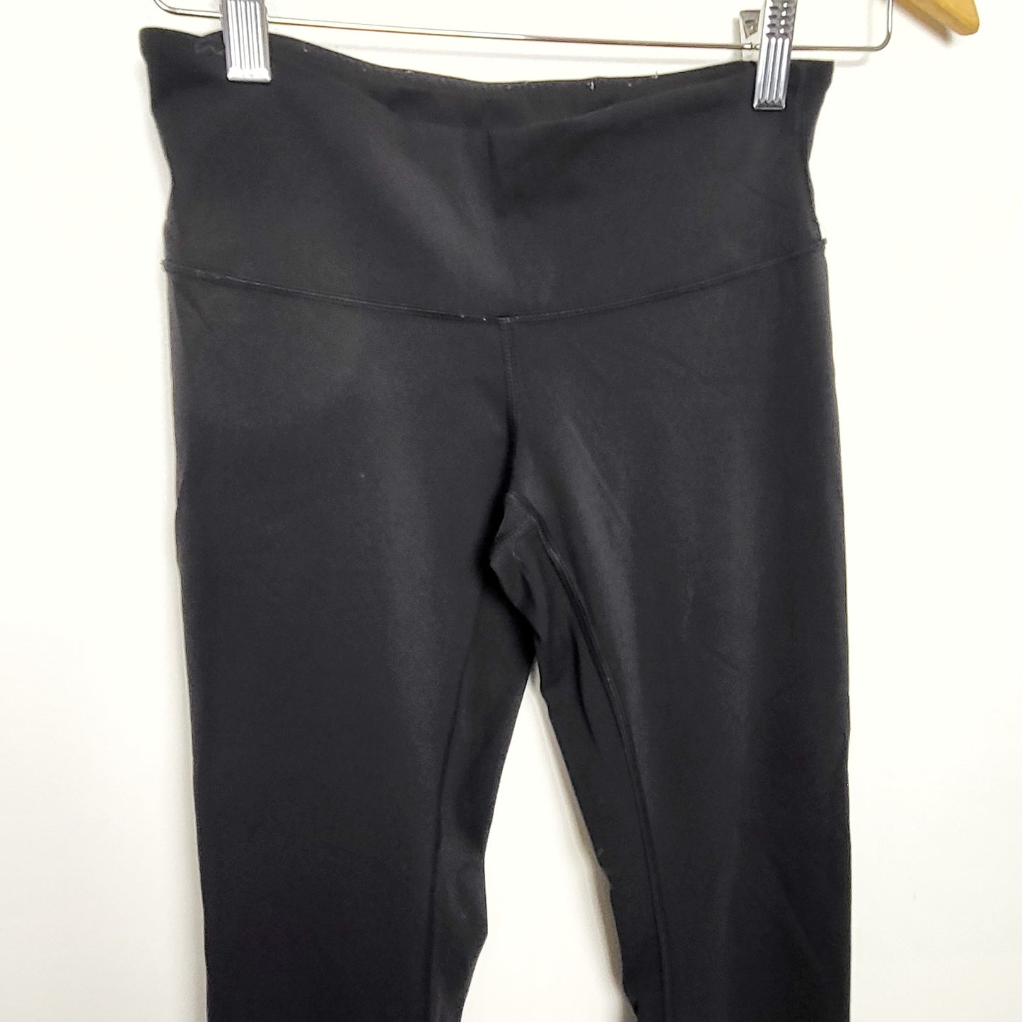 DZAV3 - Lululemon black leggings.  Size 4