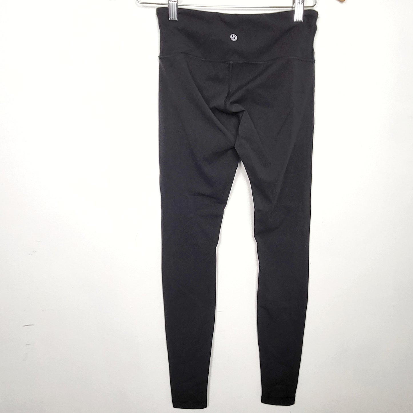 DZAV3 - Lululemon black leggings.  Size 4