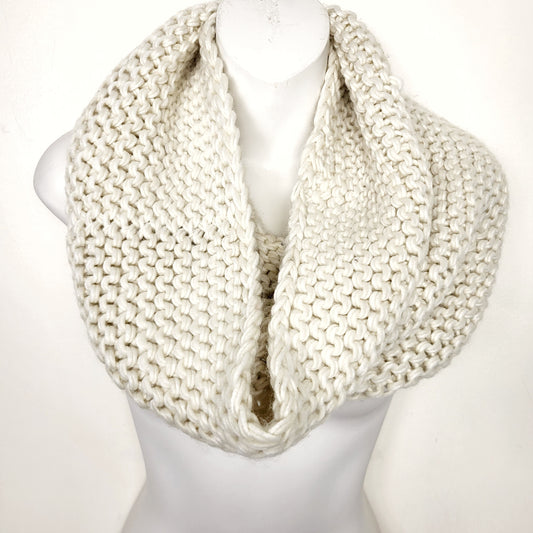 DZAV3 - Cream coloured chunky knit infinity scarf