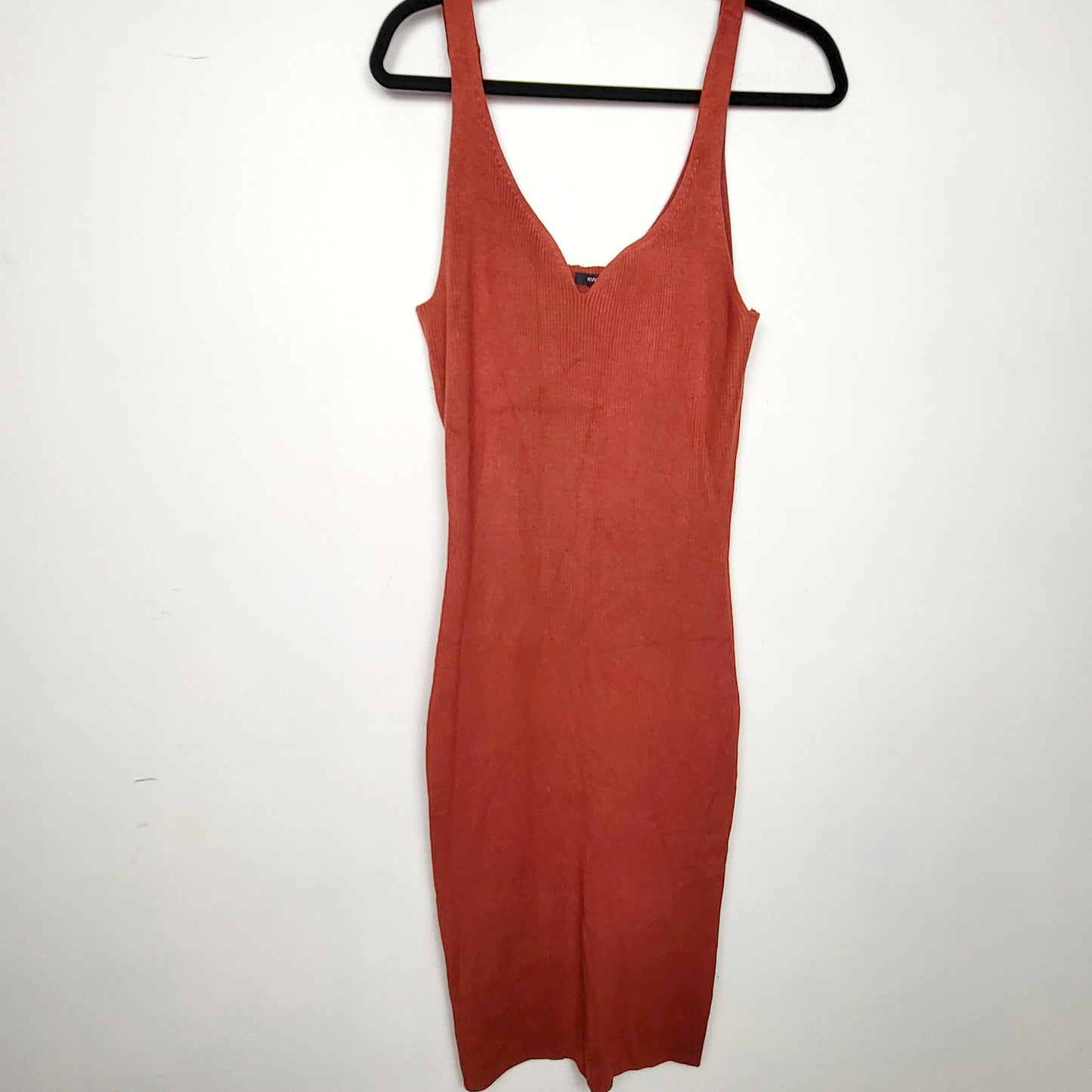 GBAR1 - NEW - RW and Co rust coloured rib knit tank midi dress. Size large