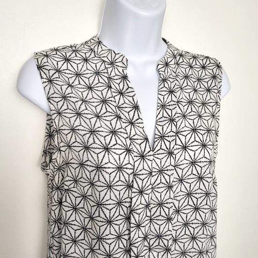 OAG1 - H and M white and black geo flower patterned sleeveles blouse. Size 6