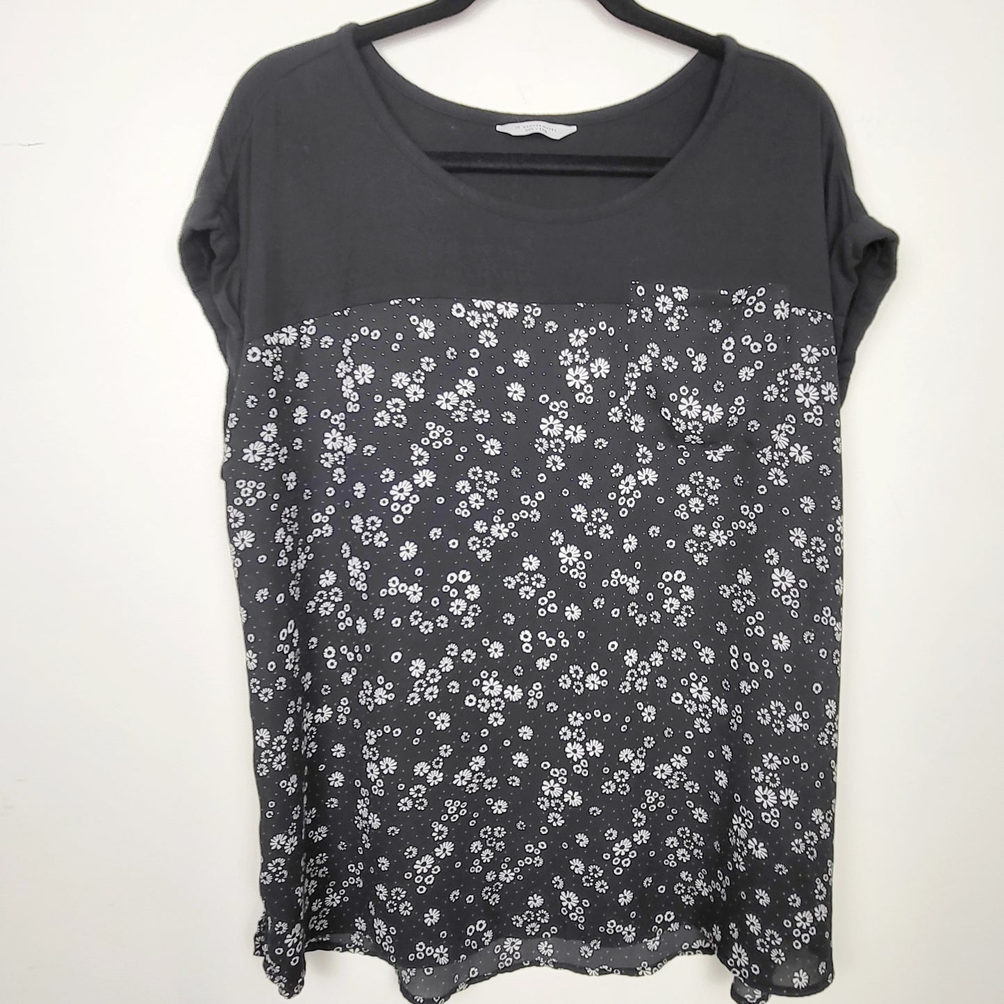 BSAC1 - Denver Hayes black and white floral print top. Size XXL