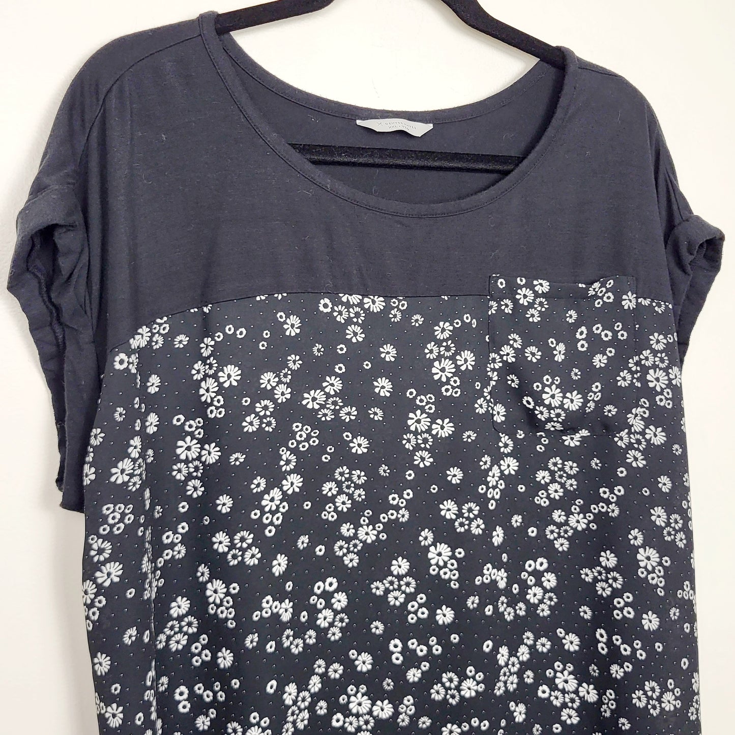 BSAC1 - Denver Hayes black and white floral print top. Size XXL