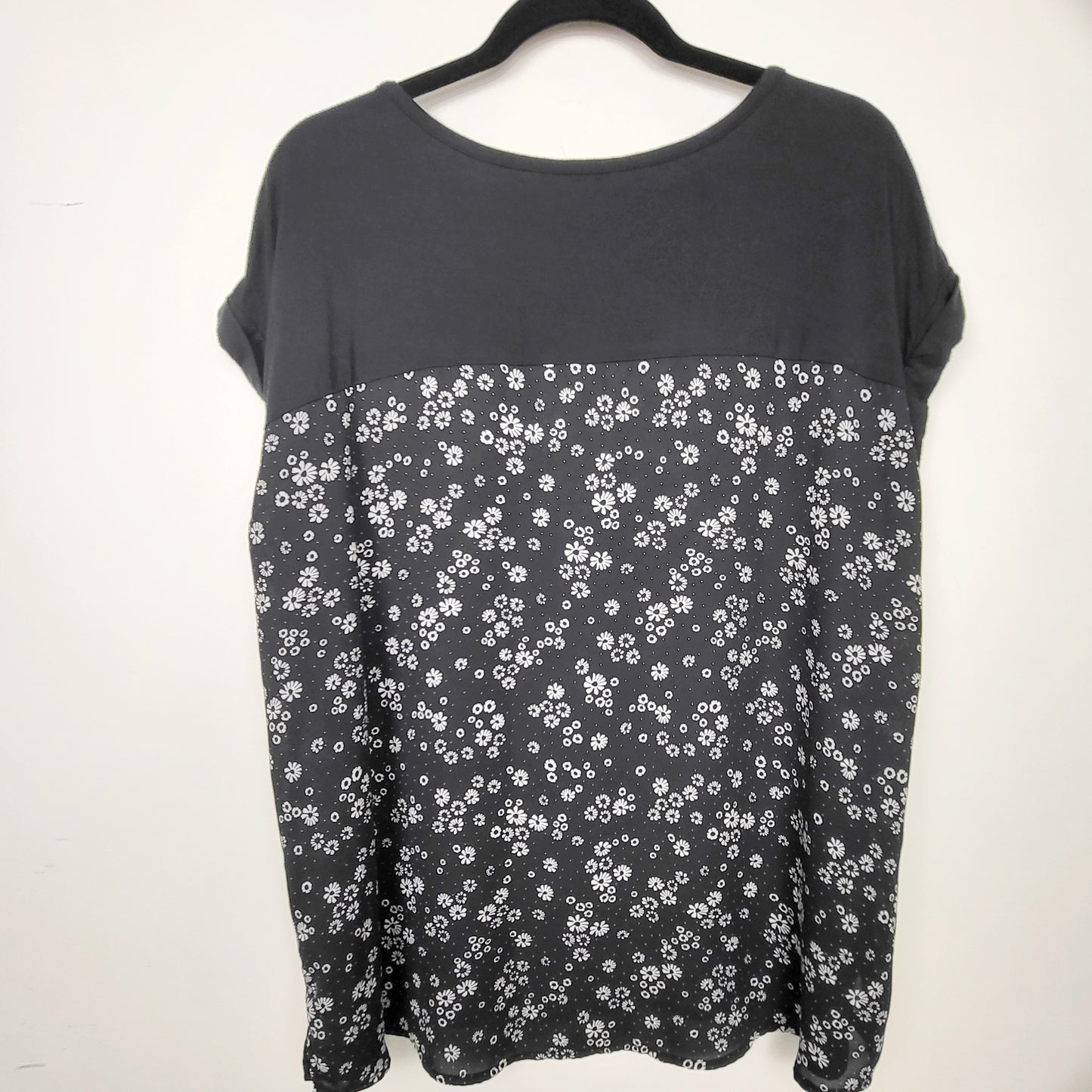 BSAC1 - Denver Hayes black and white floral print top. Size XXL