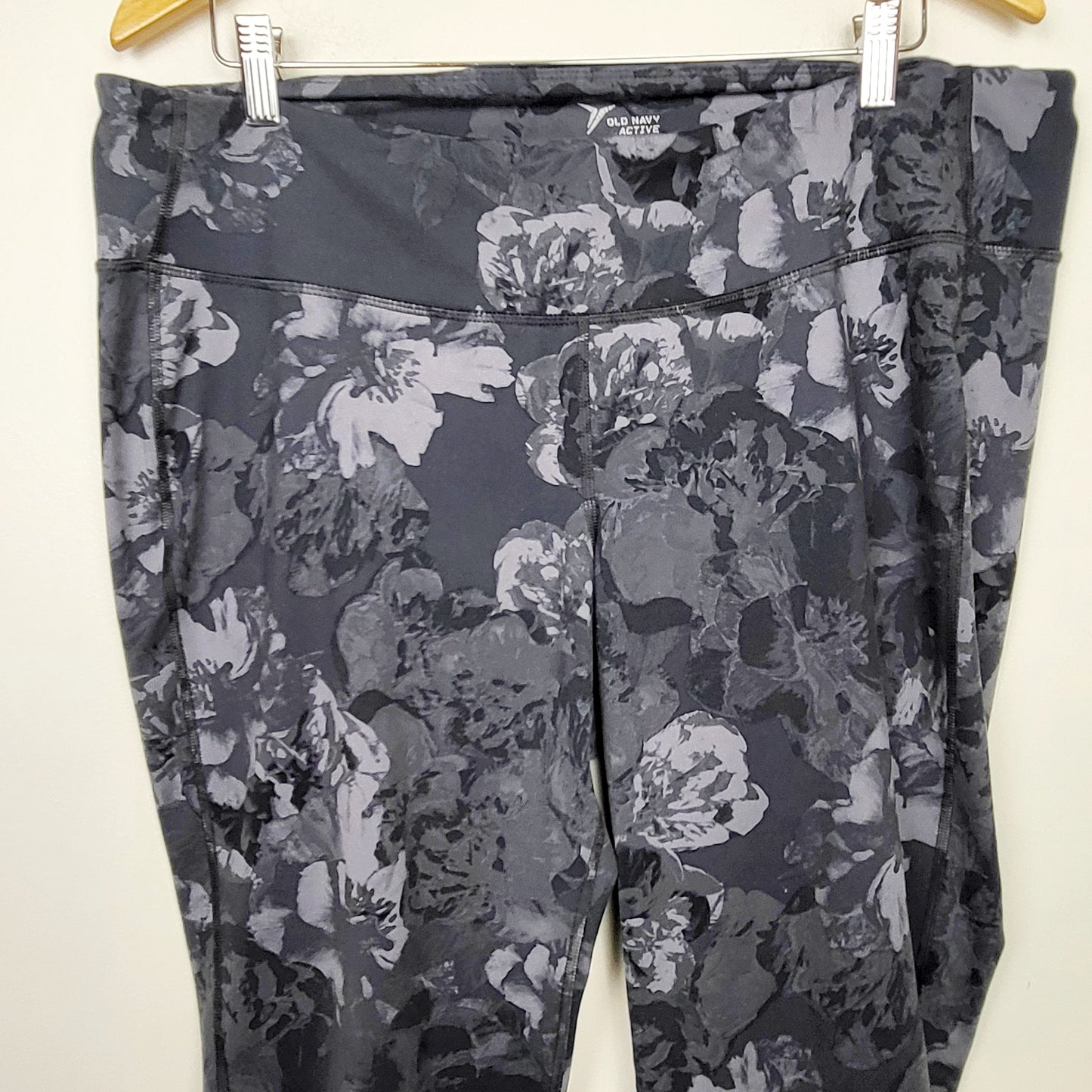 BSAC1 - Old Navy grey floral print fitted capri length Go Dry active leggings. Size XXL