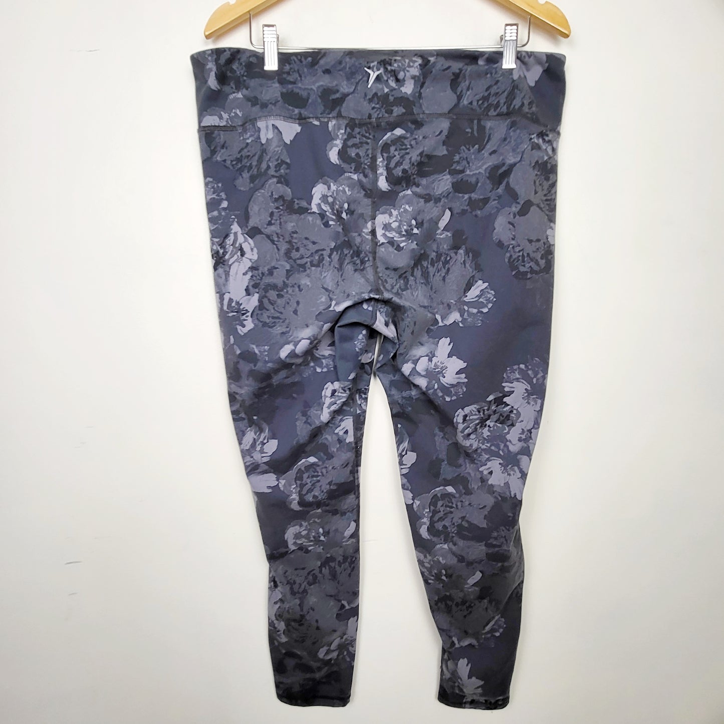 BSAC1 - Old Navy grey floral print fitted capri length Go Dry active leggings. Size XXL