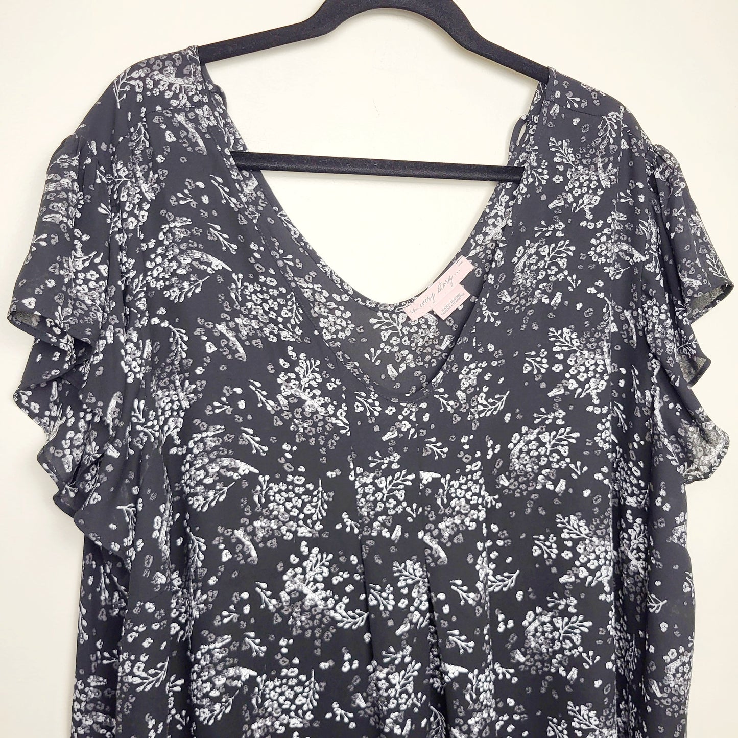 BSAC1 - In Every Story black floral print top with ruffle sleeves. Size 3X