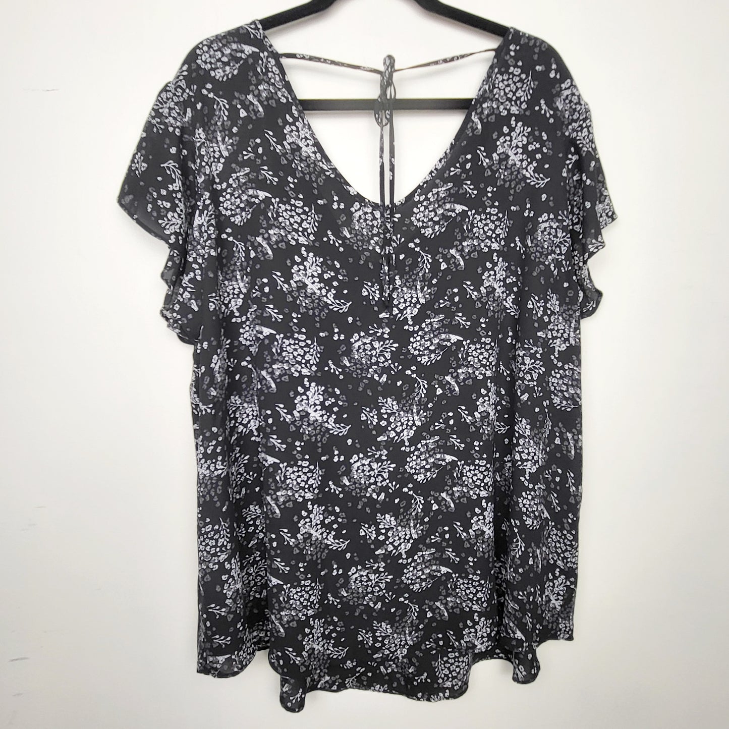 BSAC1 - In Every Story black floral print top with ruffle sleeves. Size 3X