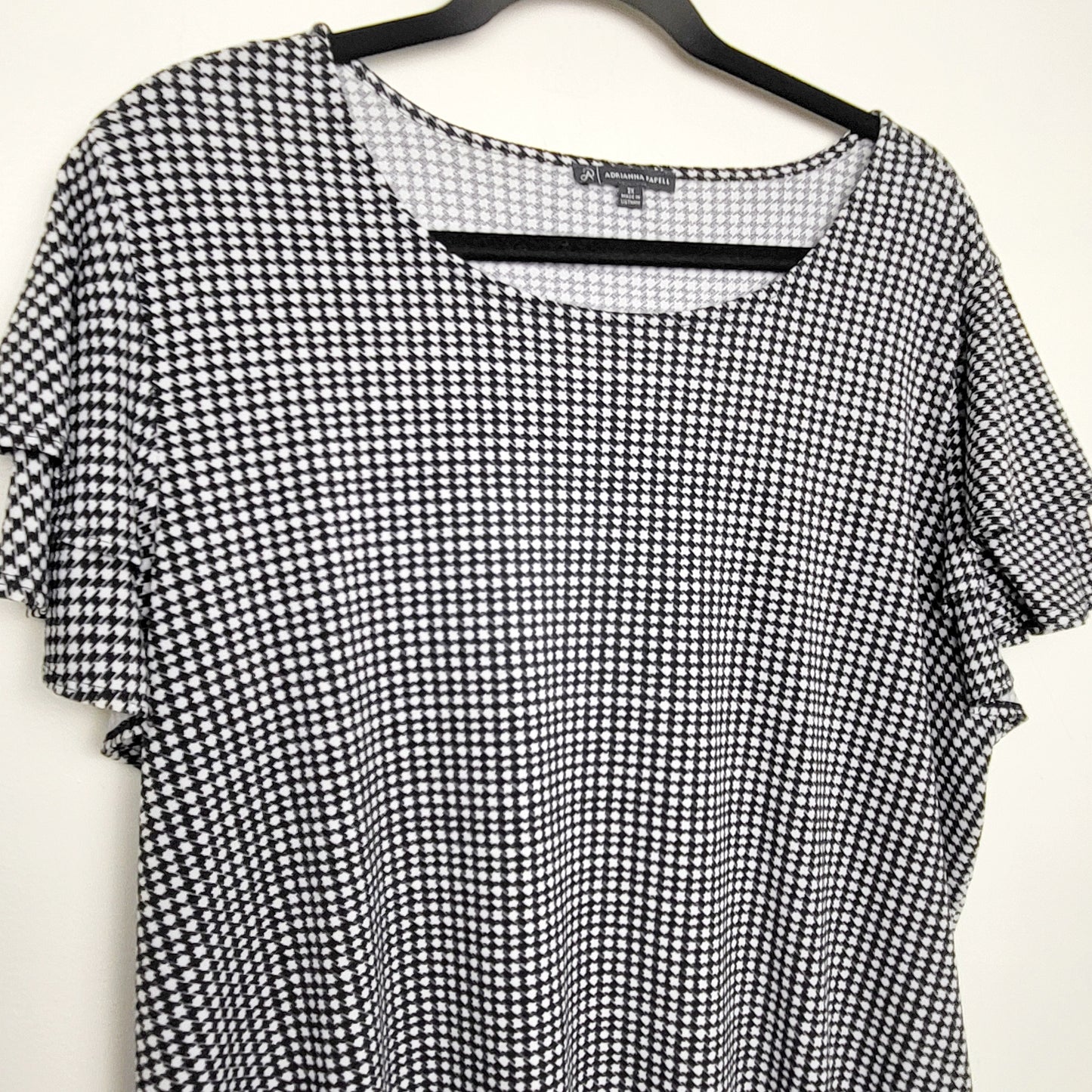 BSAC1 - Adrianna Papell houndstooth patterned top with ruffle sleeves. Size 2X