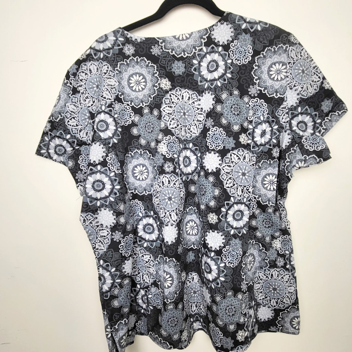 BSAC1 - NEW - Pro Health Scrubs floral print top. Size 2X