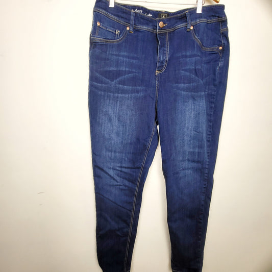 BSAC1 - Pennington's D/C Slighty Curvy Jeans. Size 18