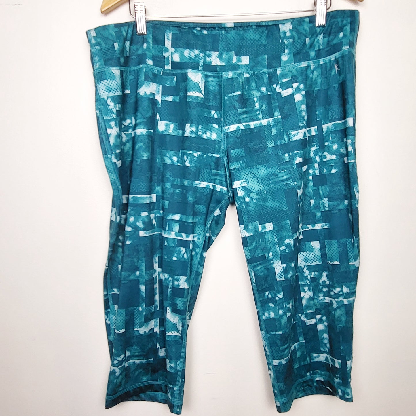 BSAC1 - Danskin teal patterned cropped active leggings with inner drawstring. Size XXL