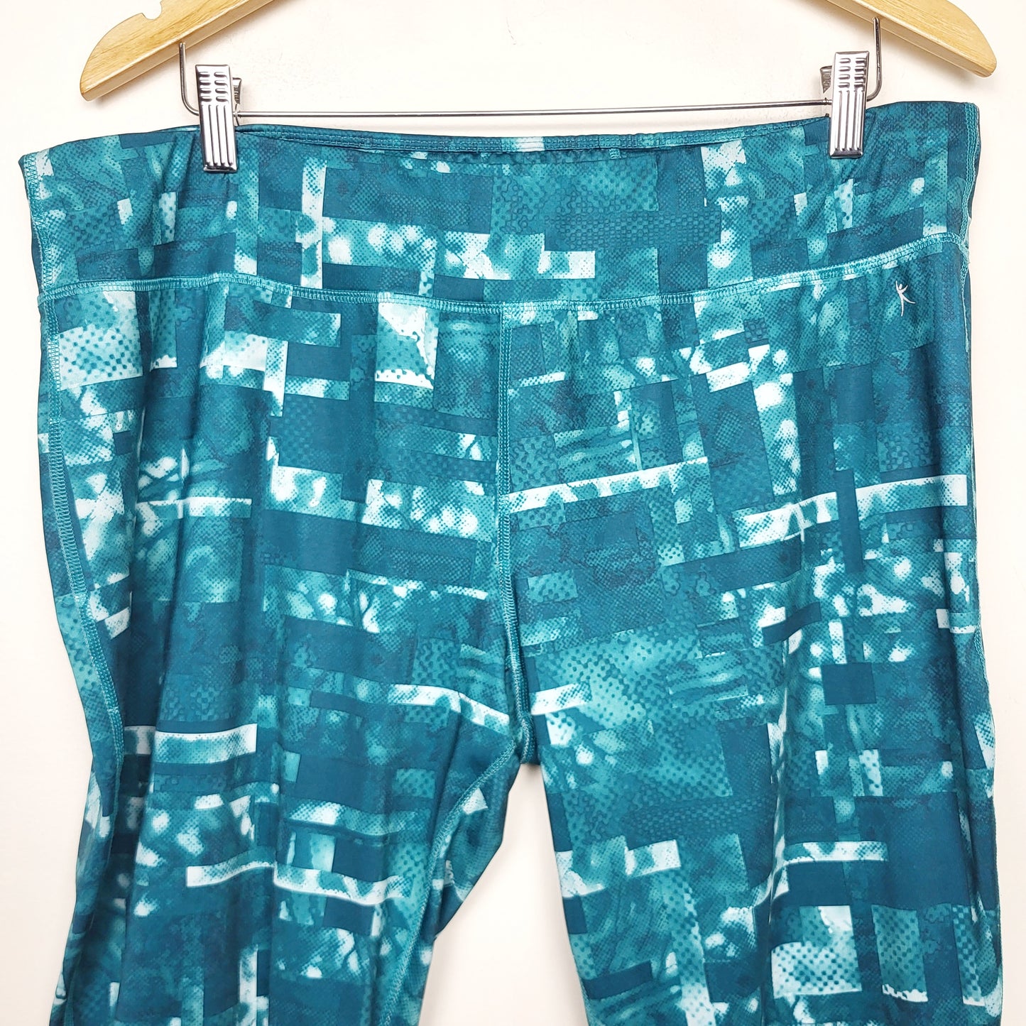 BSAC1 - Danskin teal patterned cropped active leggings with inner drawstring. Size XXL