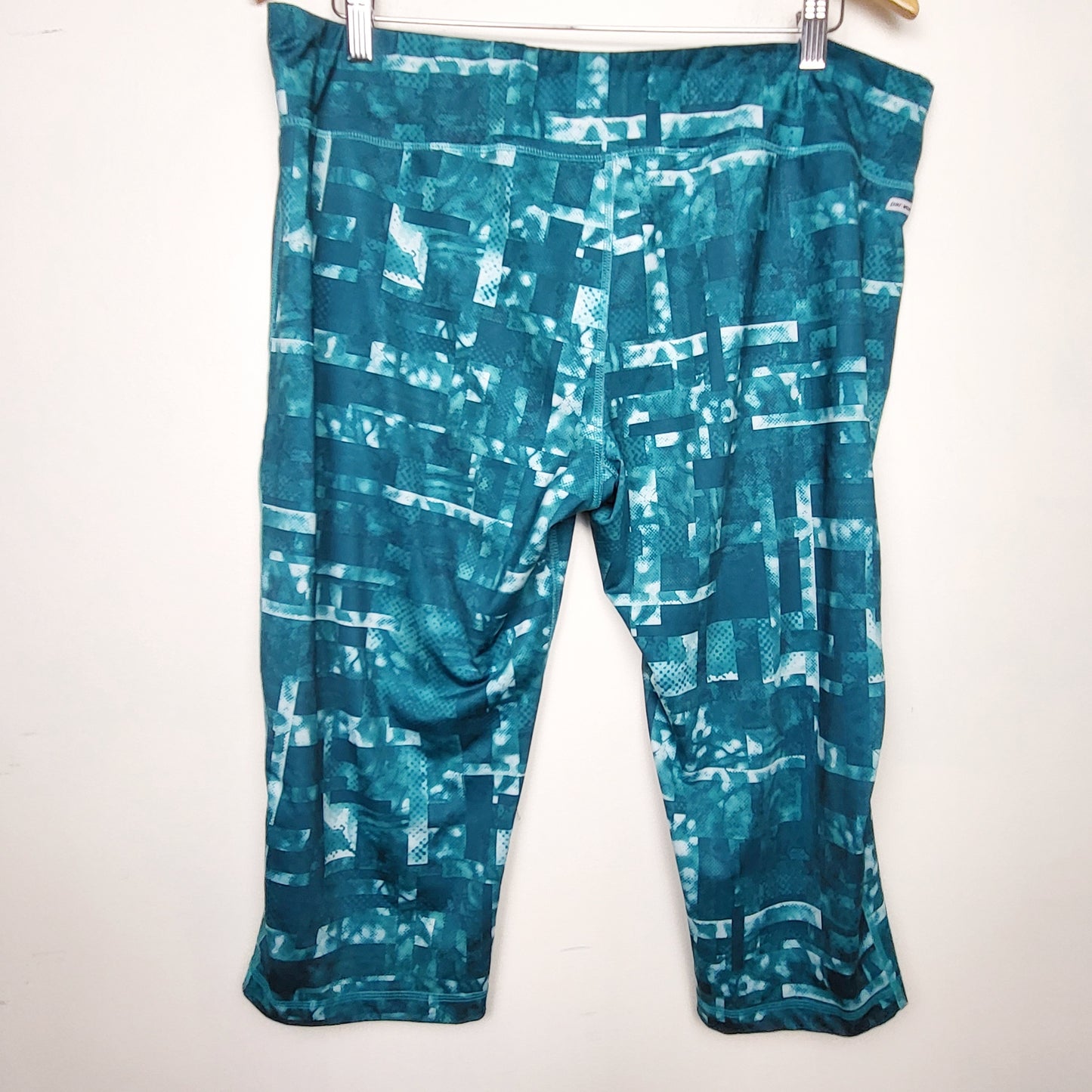 BSAC1 - Danskin teal patterned cropped active leggings with inner drawstring. Size XXL