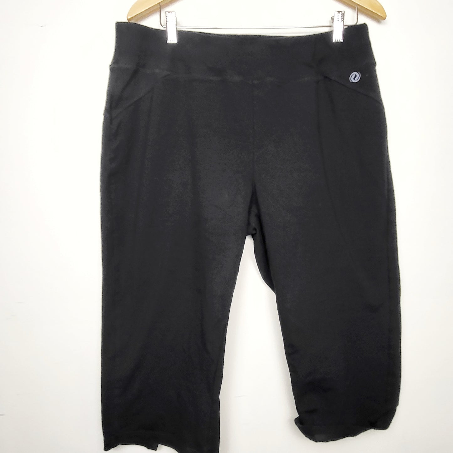 BSAC1 - Active Zone black cropped active leggings. Size 1X