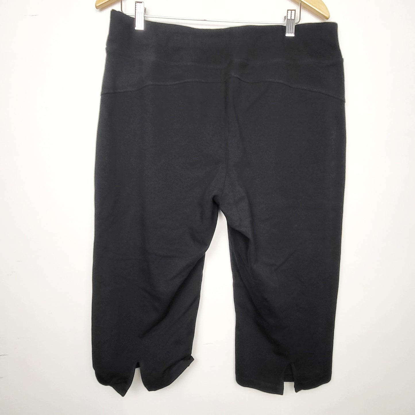 BSAC1 - Active Zone black cropped active leggings. Size 1X