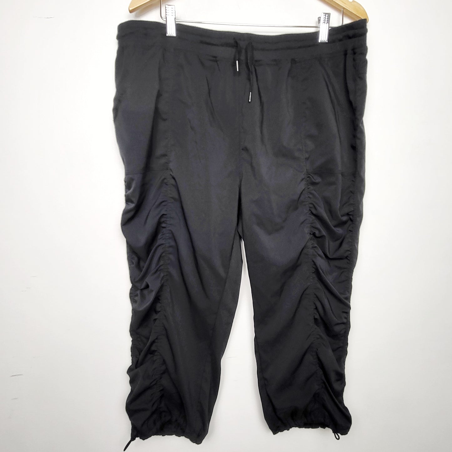 BSAC1 - Warehouse One black lightweight drawstring capri pants. Size 1X