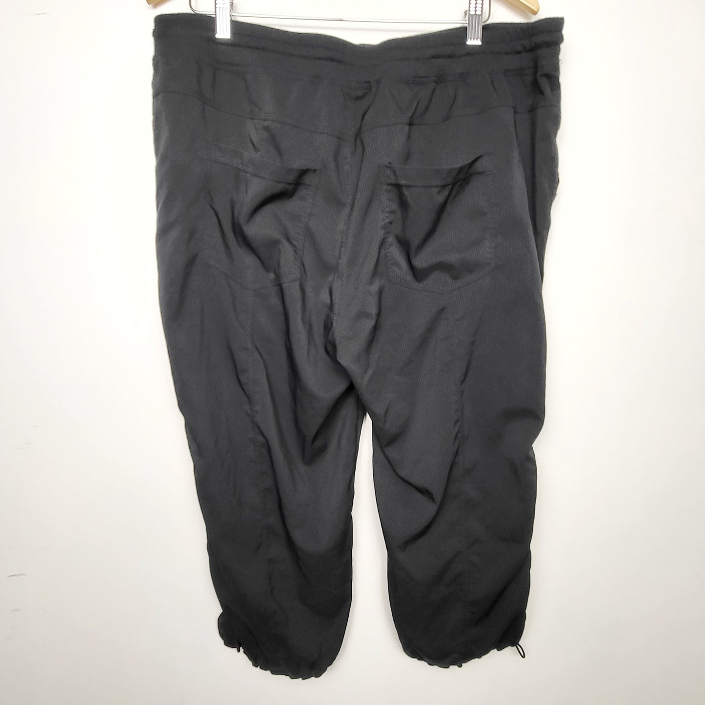 BSAC1 - Warehouse One black lightweight drawstring capri pants. Size 1X