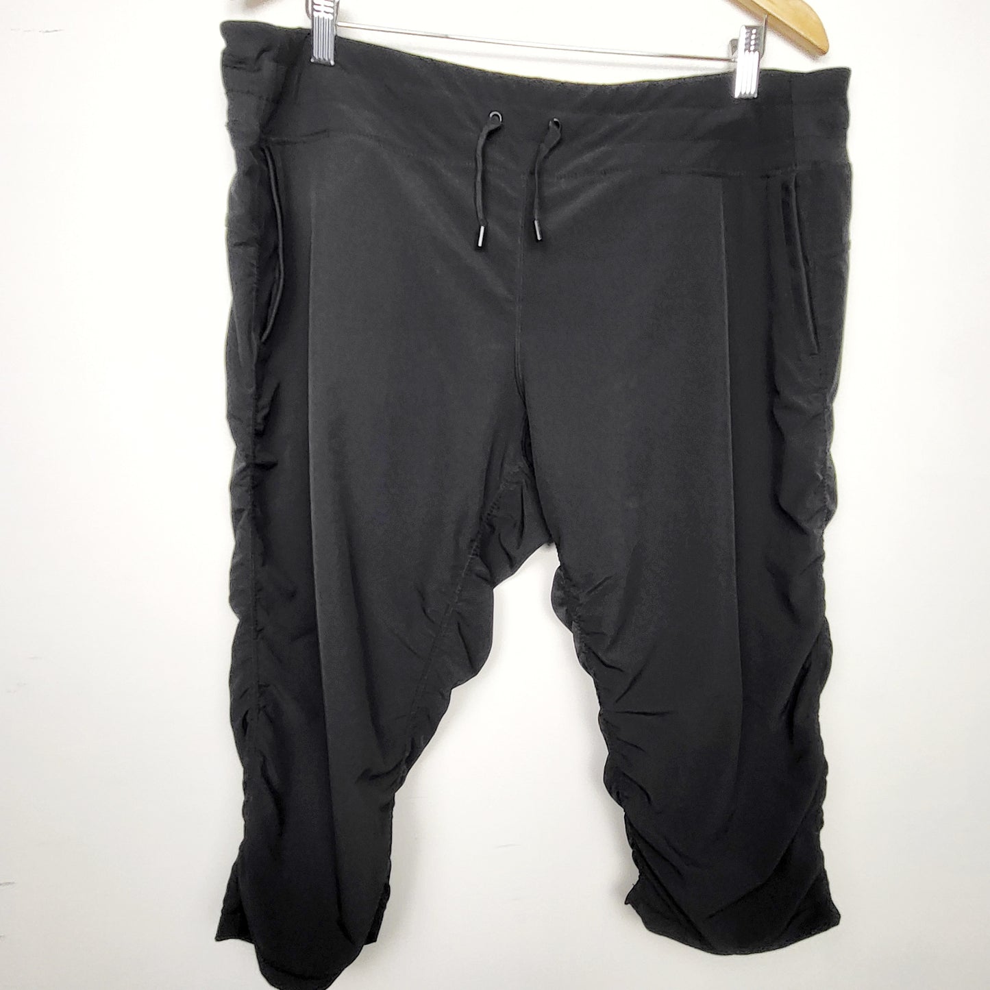 BSAC1 - Kirkland black cropped lightweight pants. Size XXL