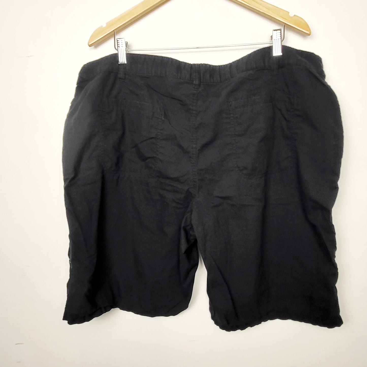 BSAC1 - Reitmans black twill shorts with roll button cuffs. Size 20