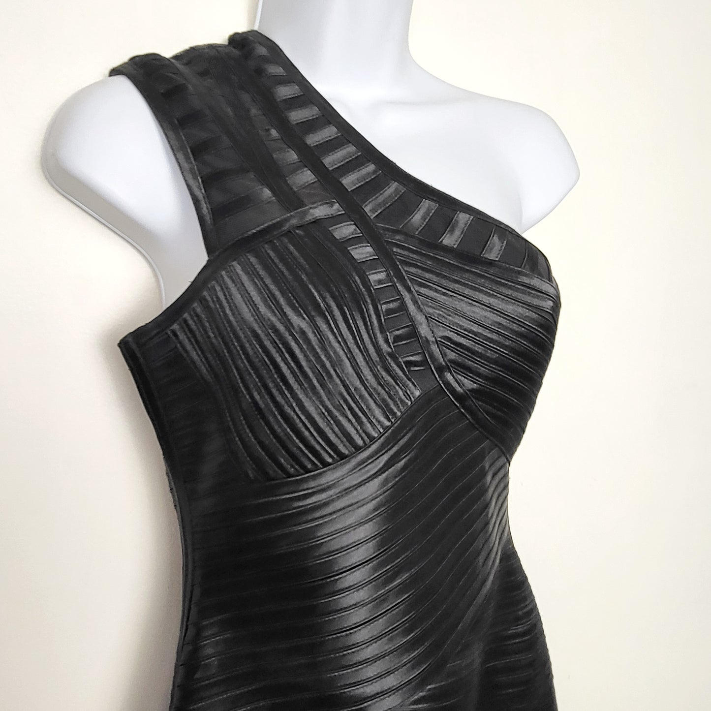 DPAR1 -BCBGMAXAZRIA Black Eden One Shoulder Cocktail Dress. Size 8