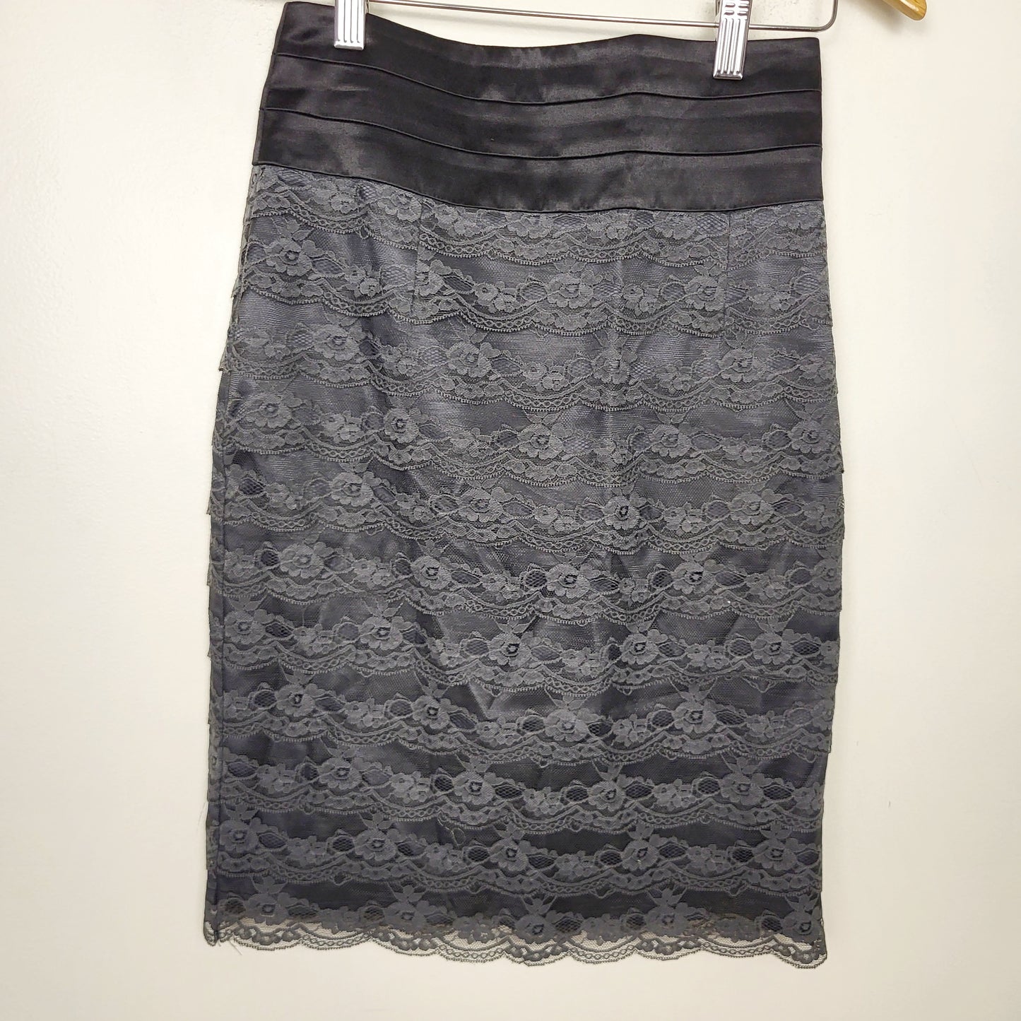 DPAR1 - H and M grey lacer overlay tiered pencil skirt. Size 4