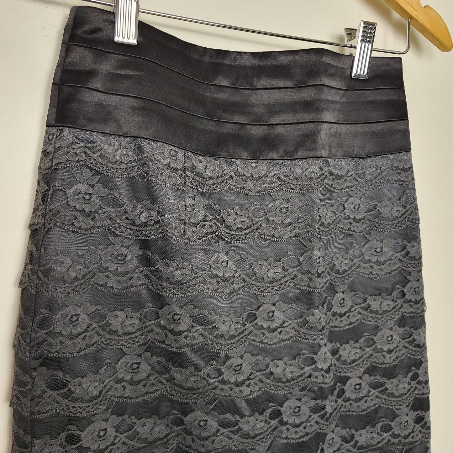 DPAR1 - H and M grey lacer overlay tiered pencil skirt. Size 4