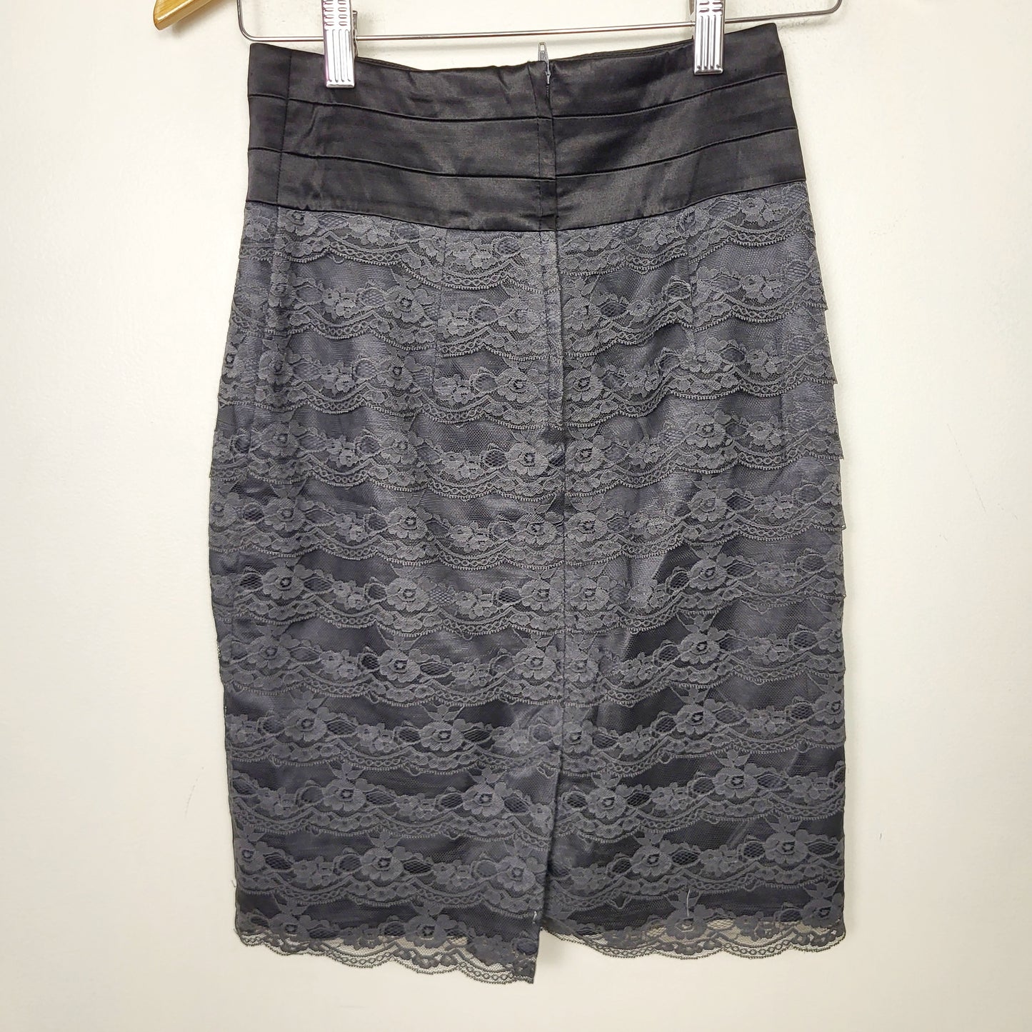 DPAR1 - H and M grey lacer overlay tiered pencil skirt. Size 4