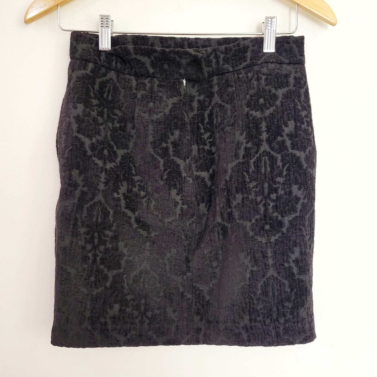 DPAR - Joe black floral print textured skirt. Sizes like an XS