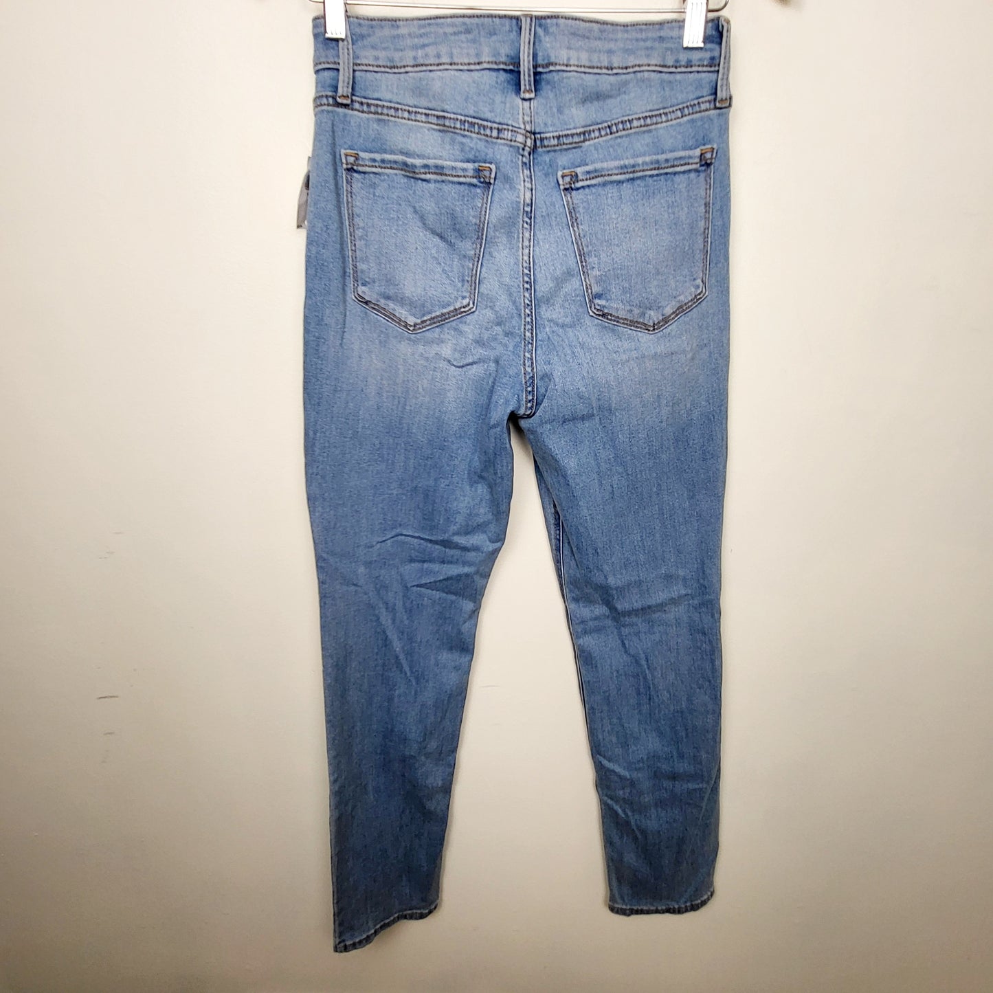 BAUB1 - NEW - Old Navy high rise straight jeans. Size 6