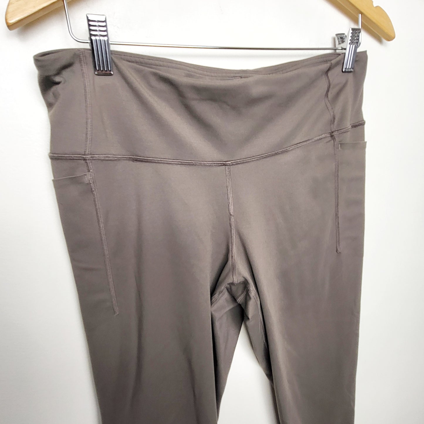 BAUB1 - Gap Fit taupe active leggings. Size large